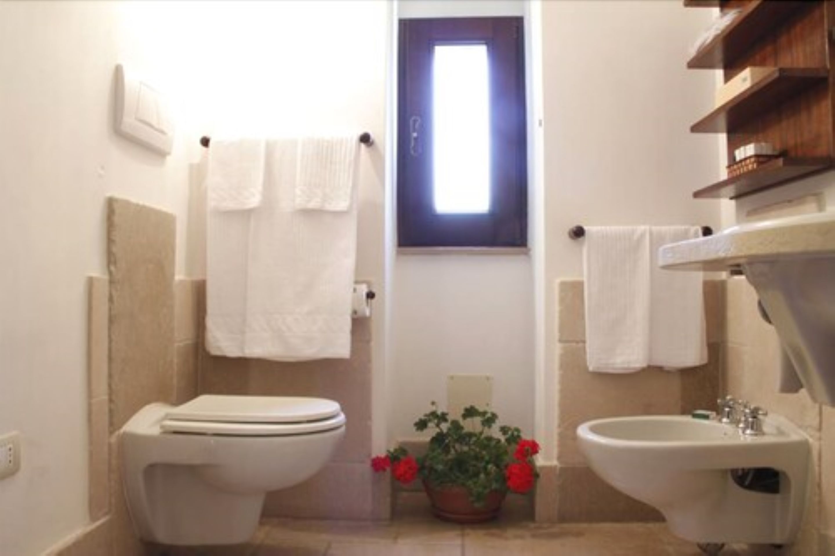 suite | bathroom | bidet, towels
