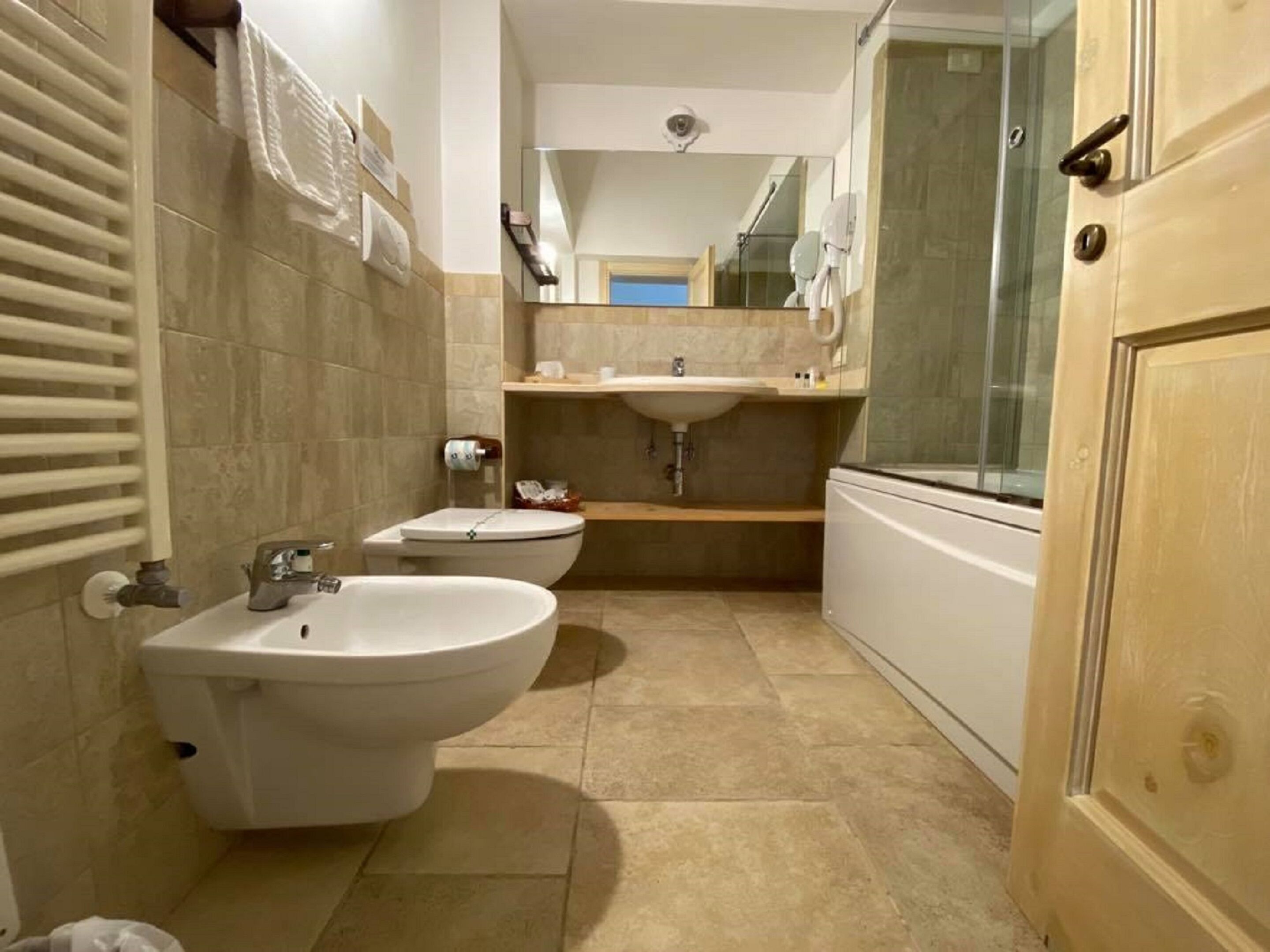 junior suite | bathroom | bidet, towels