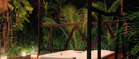 Premium Bungalow 1 King Bed Jetted Tub | Terrace/patio