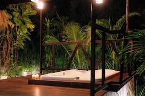 Premium Bungalow 1 King Bed Jetted Tub | Terrace/patio