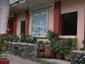 Un edificio con un cartello che riporta la scritta "Megan Paradisio Beach Resort".