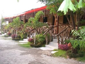 Property grounds - Megan's Paradisio Beachfront Villa (San Antonio)