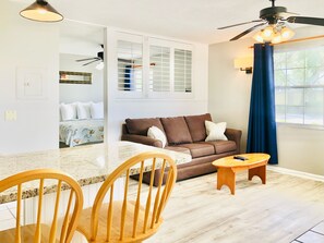 华丽客房, 1 张特大床, 河景 | 1 多间卧室、遮光窗帘、熨斗/熨衣板、免费 WiFi