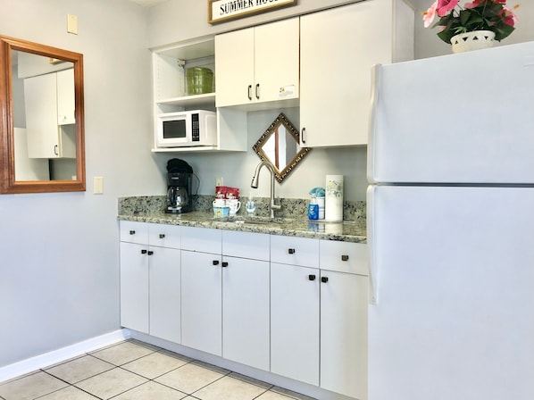 Chambre Deluxe, 1 très grand lit | Coin cuisine privé | Réfrigérateur, micro-ondes, cafetière/bouilloire