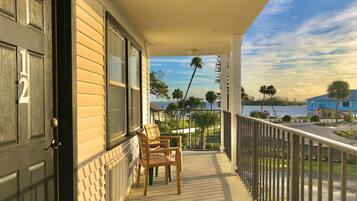 غرفة ديلوكس - سرير ملكي - بمنظر للنهر | شرفة/رواق