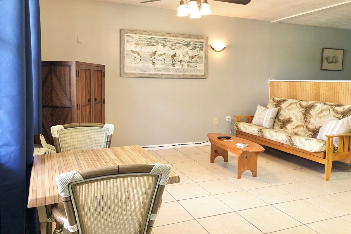 Standard Room, 1 King Bed | 1 bedroom, blackout drapes, iron/ironing board, WiFi (free)