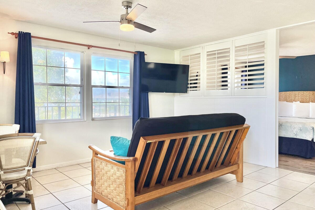 Deluxe Room, 1 King Bed, River View | 1 bedroom, blackout drapes, iron/ironing board, WiFi (free)