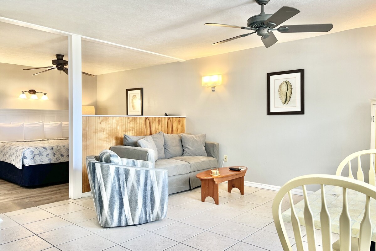 Standard Room, 1 King Bed | 1 bedroom, blackout drapes, iron/ironing board, WiFi (free)
