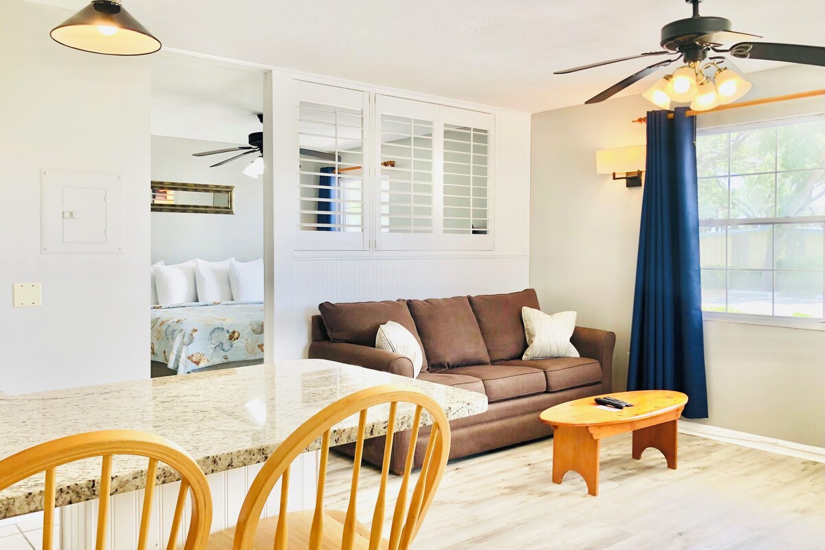 Deluxe Room, 1 King Bed, River View | 1 bedroom, blackout drapes, iron/ironing board, WiFi (free)