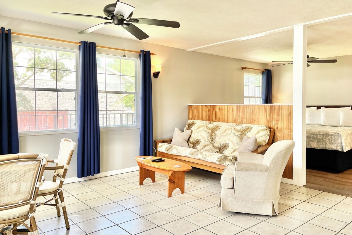 Deluxe Room, 1 King Bed | 1 bedroom, blackout drapes, iron/ironing board, WiFi (free)