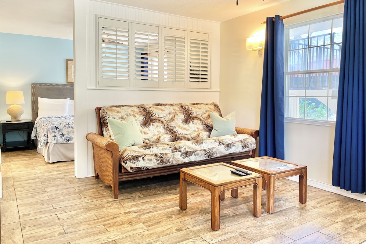 Deluxe King Suite | 1 bedroom, blackout drapes, iron/ironing board, WiFi (free)