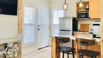 Superior Room, 1 King Bed, River View | Private kitchen
