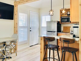 Habitación superior, 1 cama de matrimonio grande, vistas al río | Cocina privada | Frigorífico, microondas, cafetera o tetera y utensilios de cocina