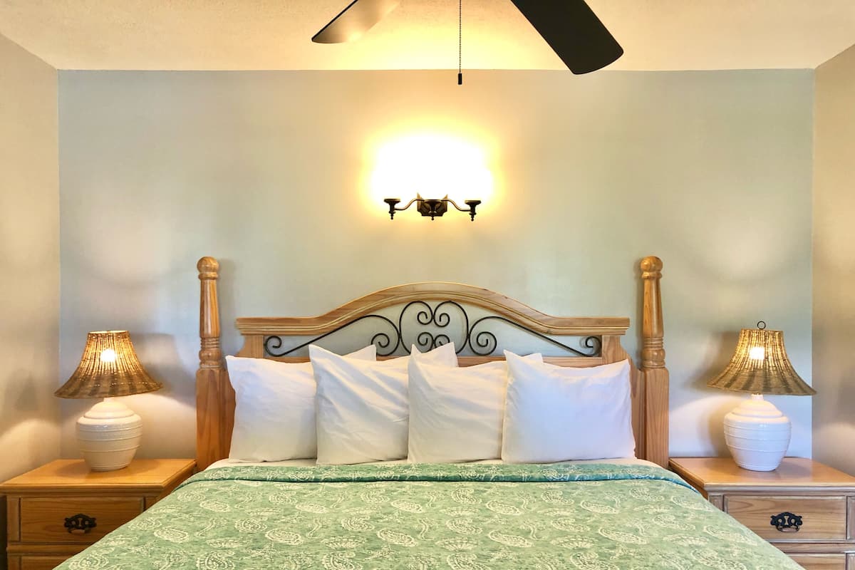 Standard Room, 1 King Bed | 1 bedroom, blackout curtains, soundproofing, iron/ironing board