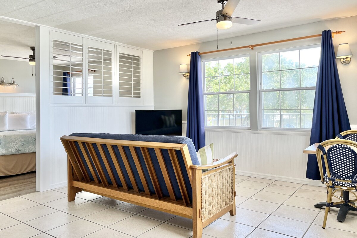 Deluxe Room, 1 King Bed, River View | 1 bedroom, blackout drapes, iron/ironing board, WiFi (free)