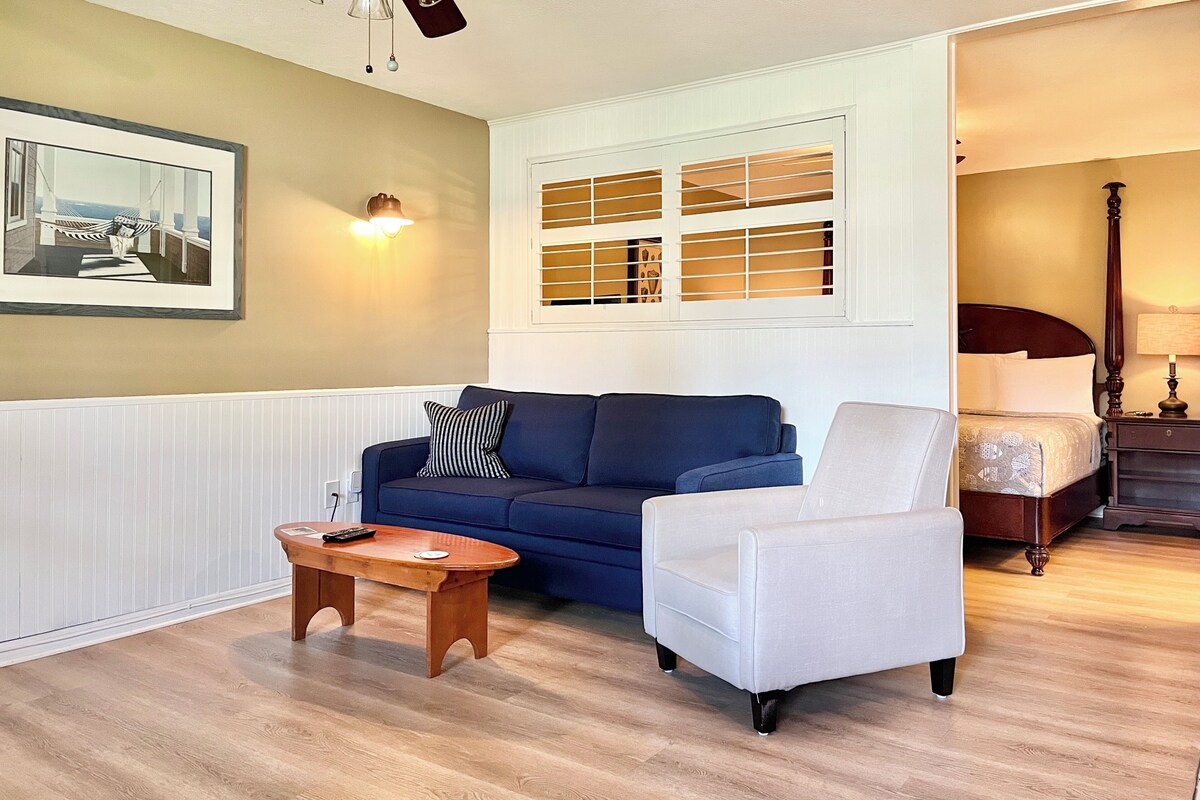 Standard Room, 1 King Bed | 1 bedroom, blackout drapes, iron/ironing board, WiFi (free)