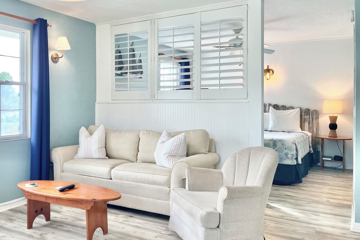 Deluxe Room, 1 King Bed | 1 bedroom, blackout drapes, iron/ironing board, WiFi (free)