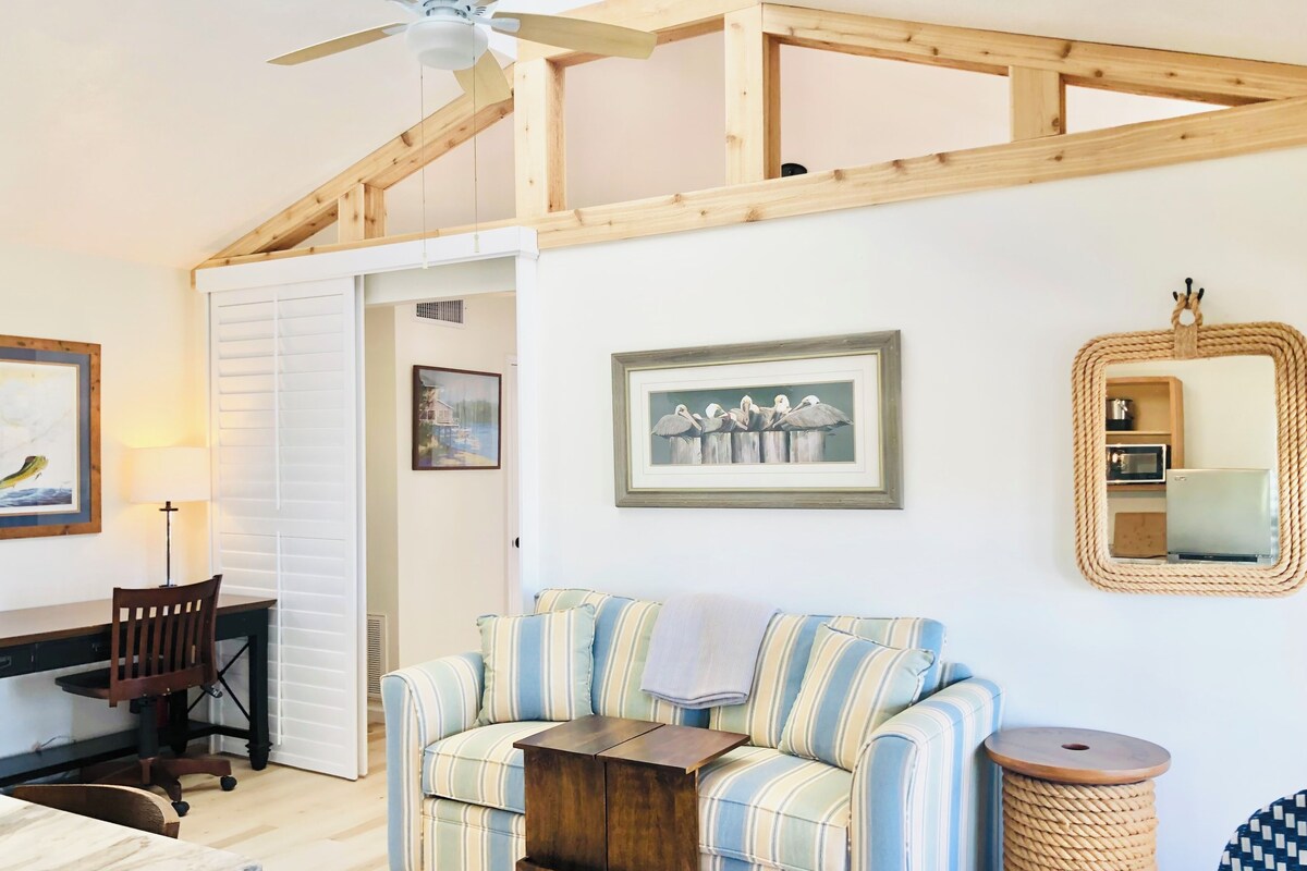 Superior Room, 1 King Bed, River View | 1 bedroom, blackout drapes, iron/ironing board, WiFi (free)