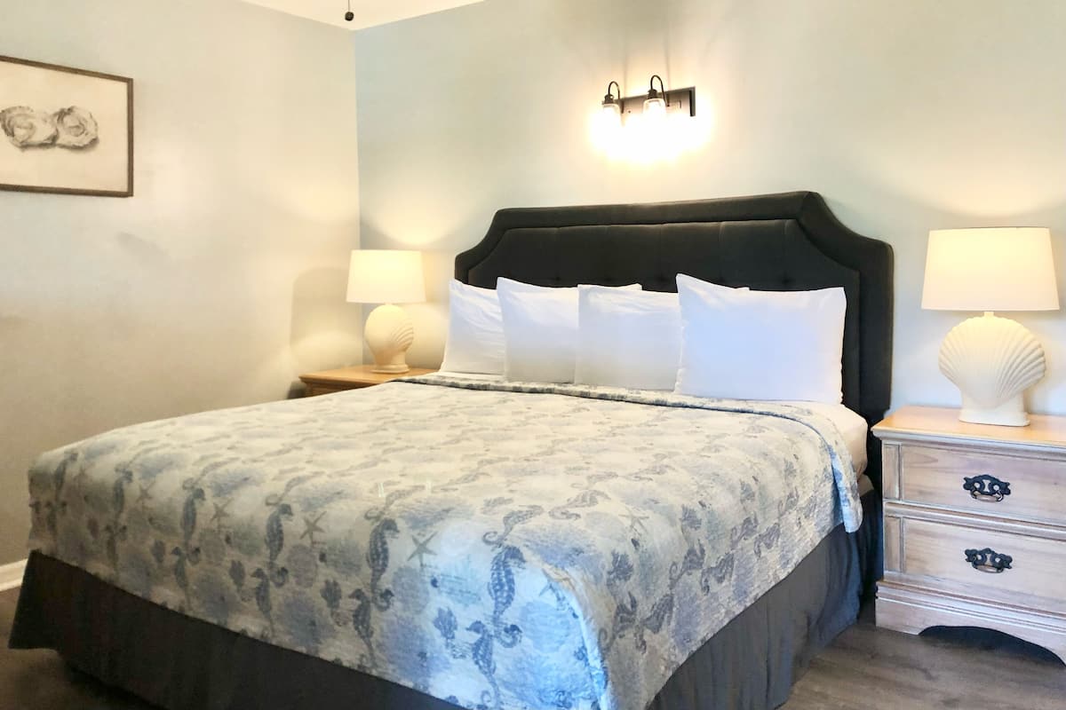 Standard Room, 1 King Bed | 1 bedroom, blackout drapes, iron/ironing board, WiFi (free)