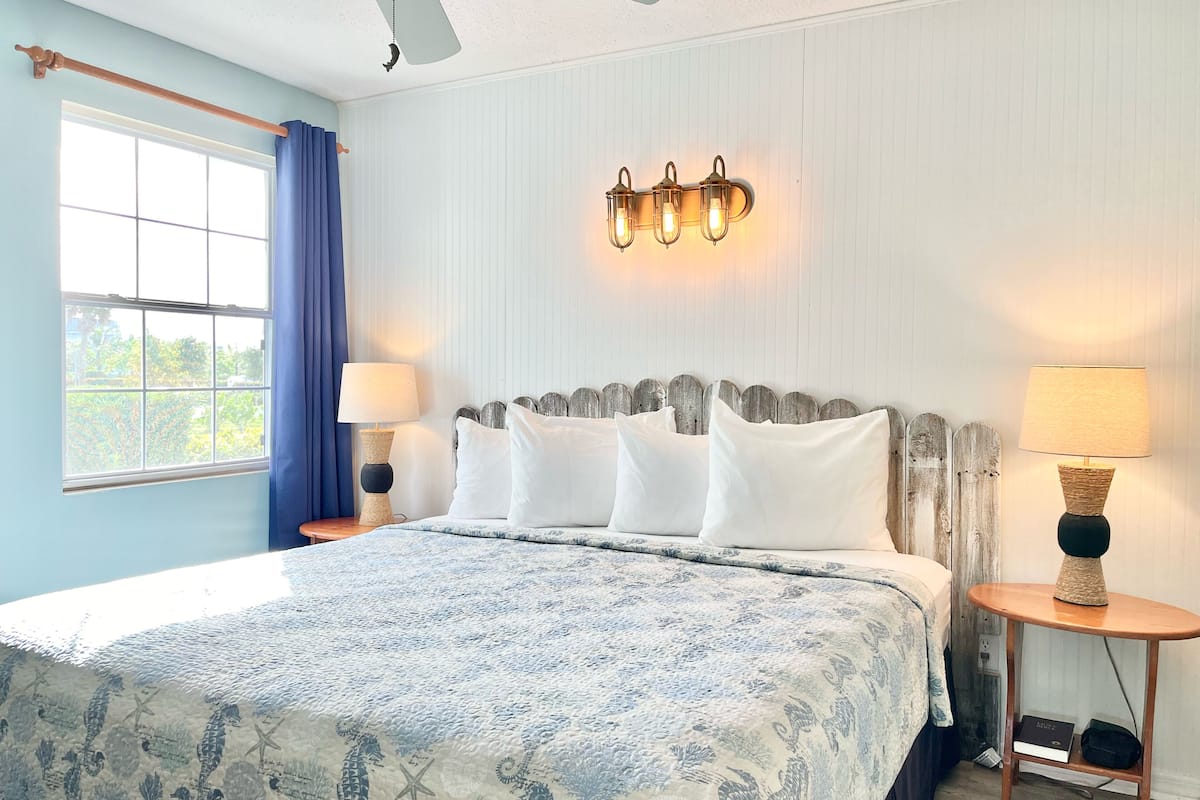 Deluxe Room, 1 King Bed | 1 bedroom, blackout drapes, iron/ironing board, WiFi (free)