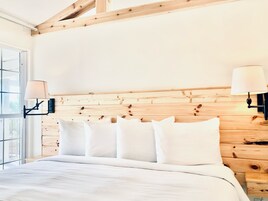 1 habitación, cortinas blackout y tabla de planchar con plancha 