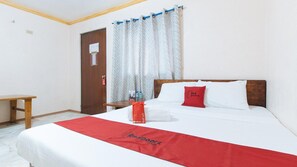 In-room safe, desk, rollaway beds - Megan's Paradisio Beach Resort (San Antonio)