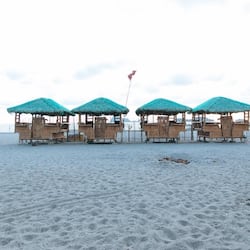 Di pantai, bersnorkel