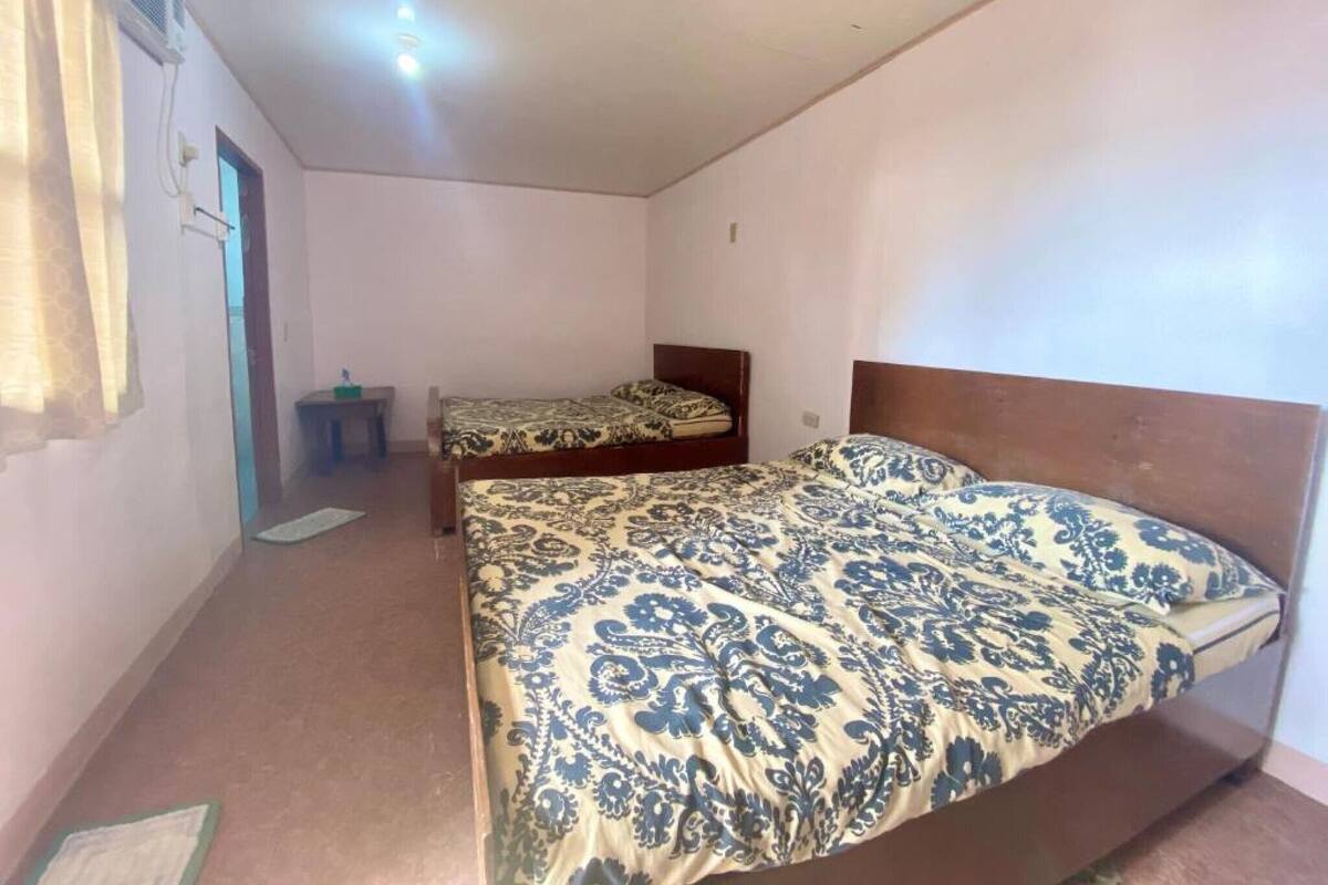 In-room safe, desk, rollaway beds