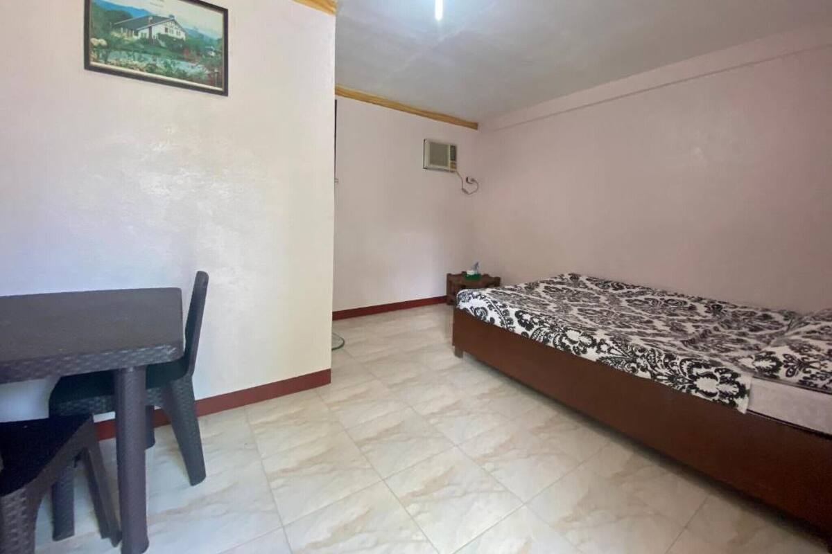 In-room safe, desk, rollaway beds