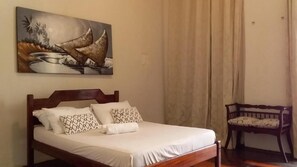 In-room safe, individually decorated, individually furnished, desk - Reviver Hostel (São Luís)