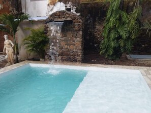 Indoor pool, pool loungers - Reviver Hostel (São Luís)