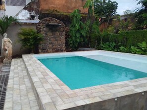 Una piscina techada, sillones reclinables de piscina