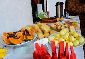 Desayuno con opciones de la cocina local incluido todos los días