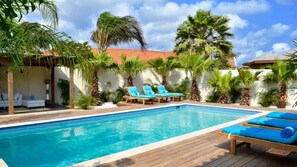 Kolam renang outdoor, dengan kursi berjemur