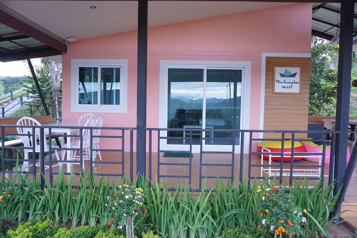 Um edifício rosa com uma placa que diz 'Plus Sempah Valley'.