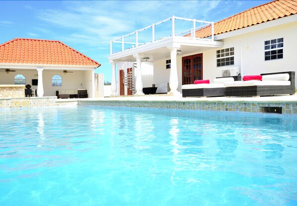 Outdoor pool - Jolie Villa (Noord)