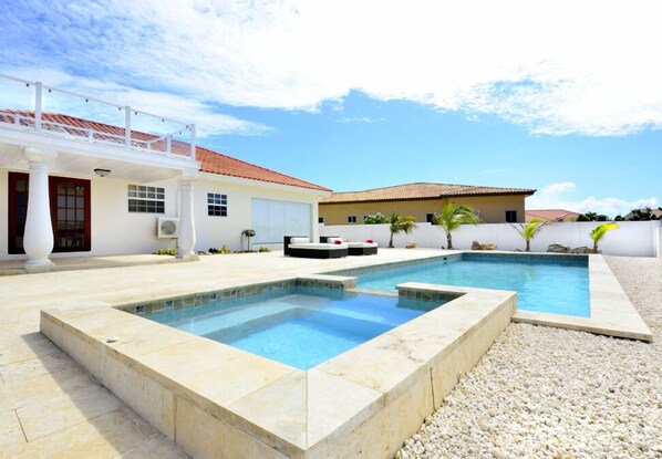 Outdoor pool - Jolie Villa (Noord)