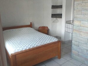Espacio para trabajar con laptop y cortinas blackout 