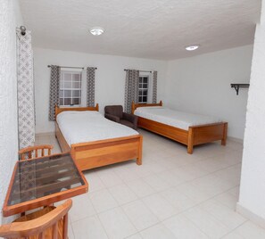 Kannettavalle tietokoneelle sopiva työtila, pimennysverhot, äänieristys