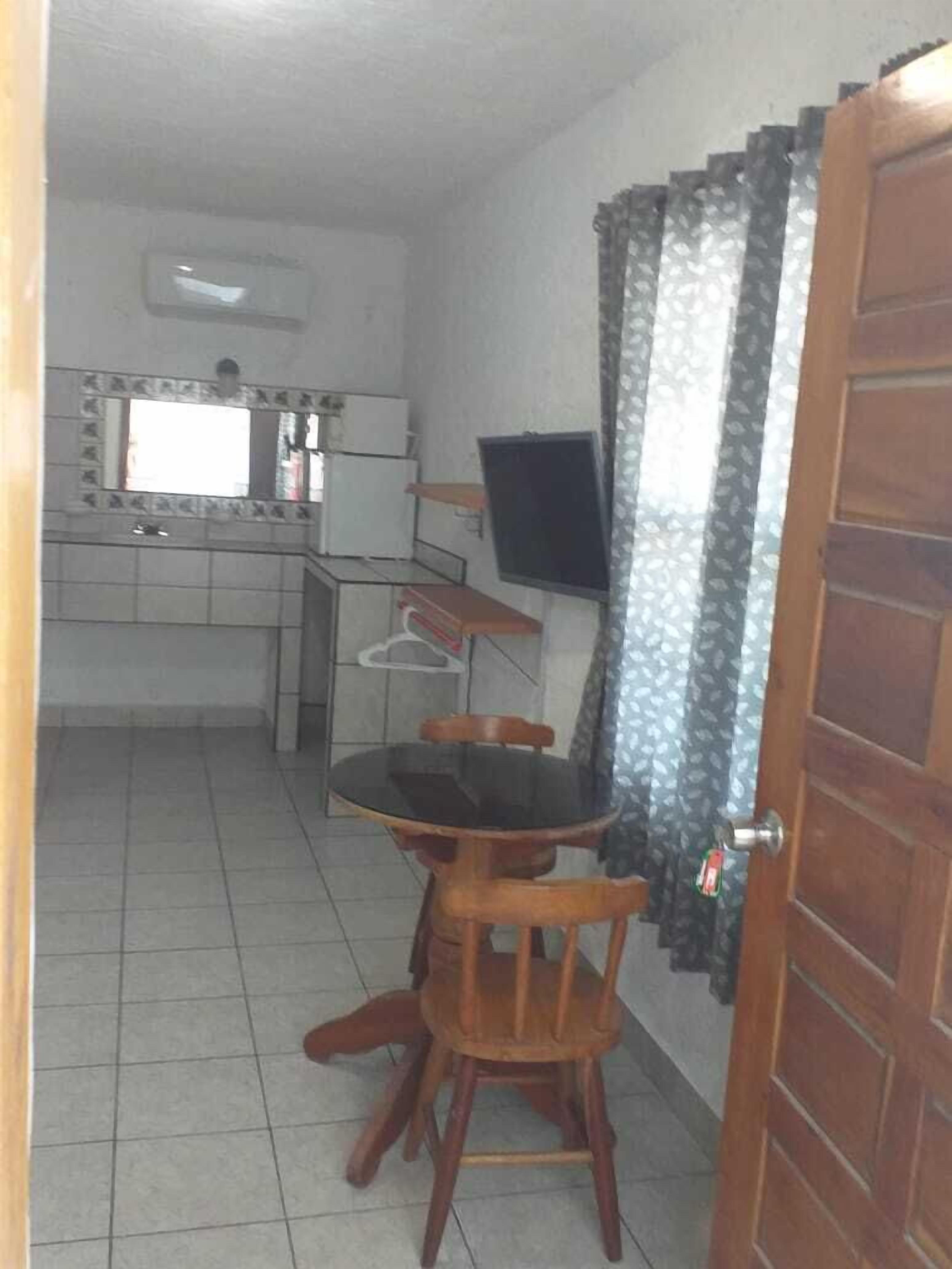 Chambre Quadruple Classique, 2 lits doubles, non-fumeurs | Espace de travail pour ordinateur portable, rideaux occultants