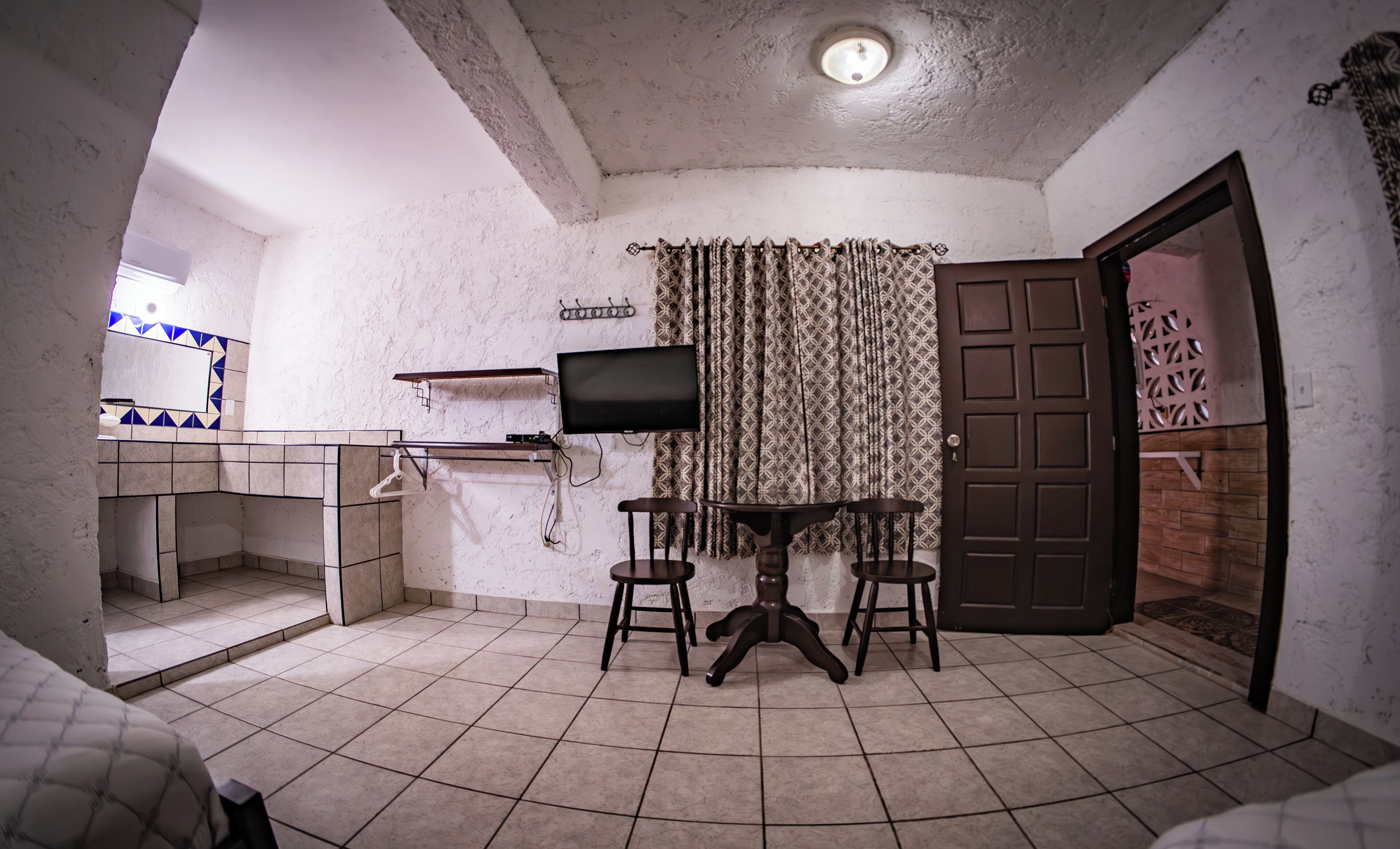 Espacio para trabajar con laptop y cortinas blackout 