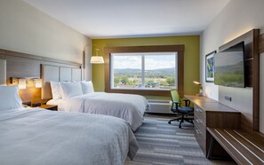 Pillow-top beds, desk, blackout curtains, iron/ironing board - Holiday Inn Express & Suites Kelowna - East by IHG (Kelowna)