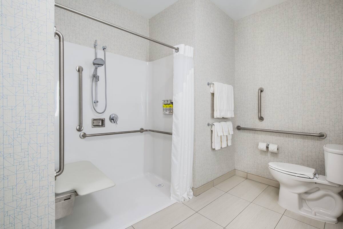 Standard Room, 1 King Bed, Mobility Accessible (Roll-In Shower) | Bathroom | Hair dryer, towels