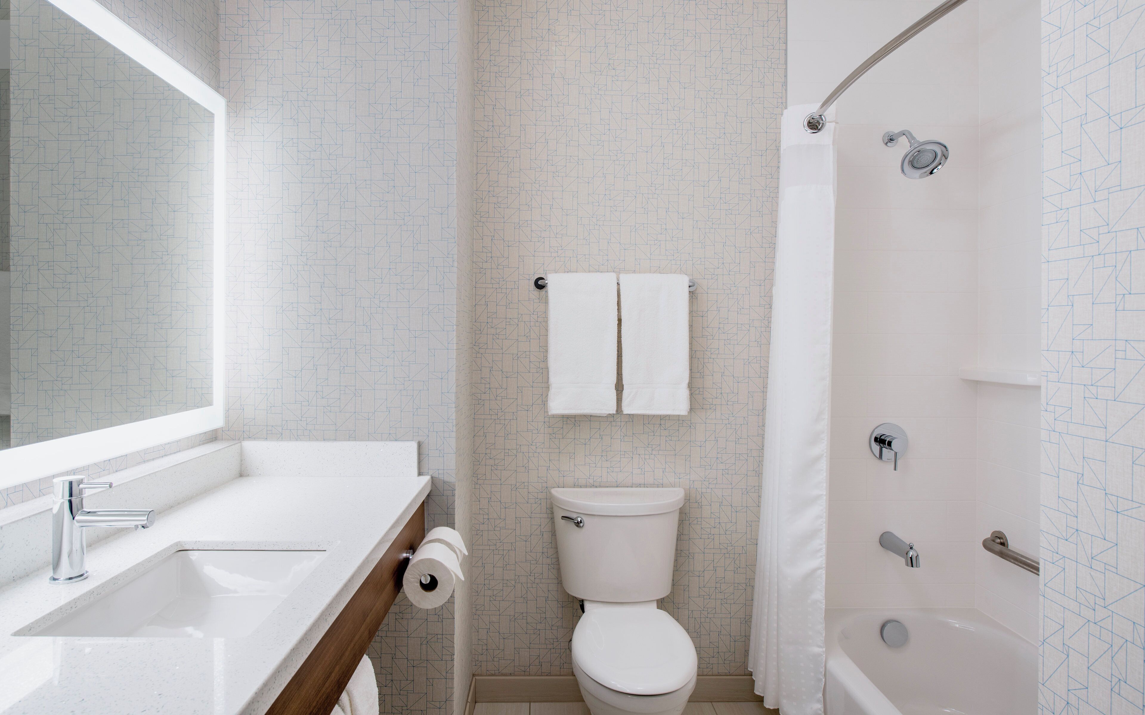 Un baño con lavamanos, inodoro y bañera.