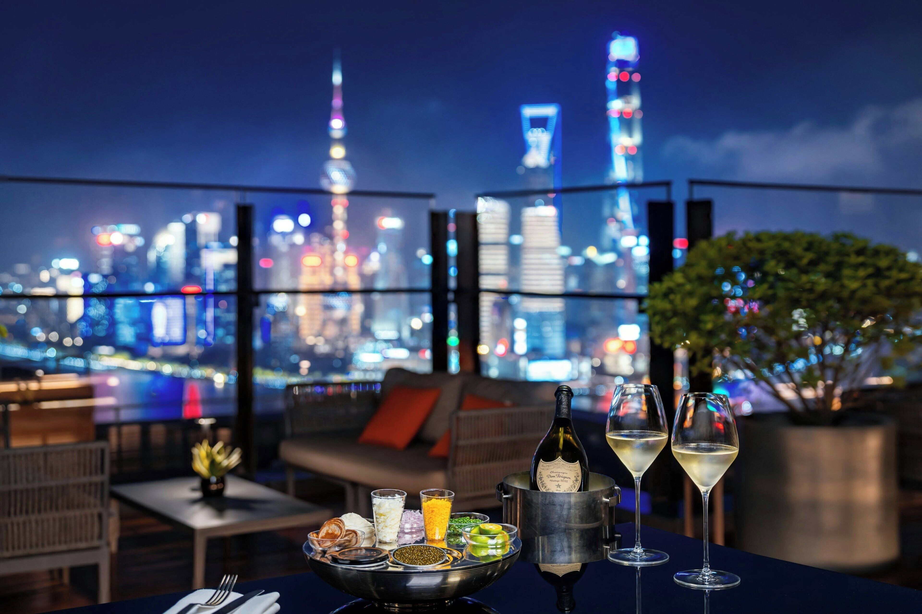 2 restaurants, lunch, dinner served; Italian cuisine