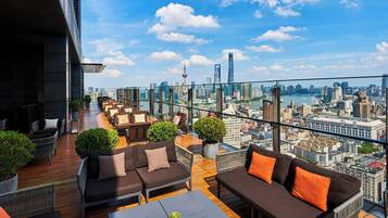 3 bars/lounges, rooftop bar, lobby lounge