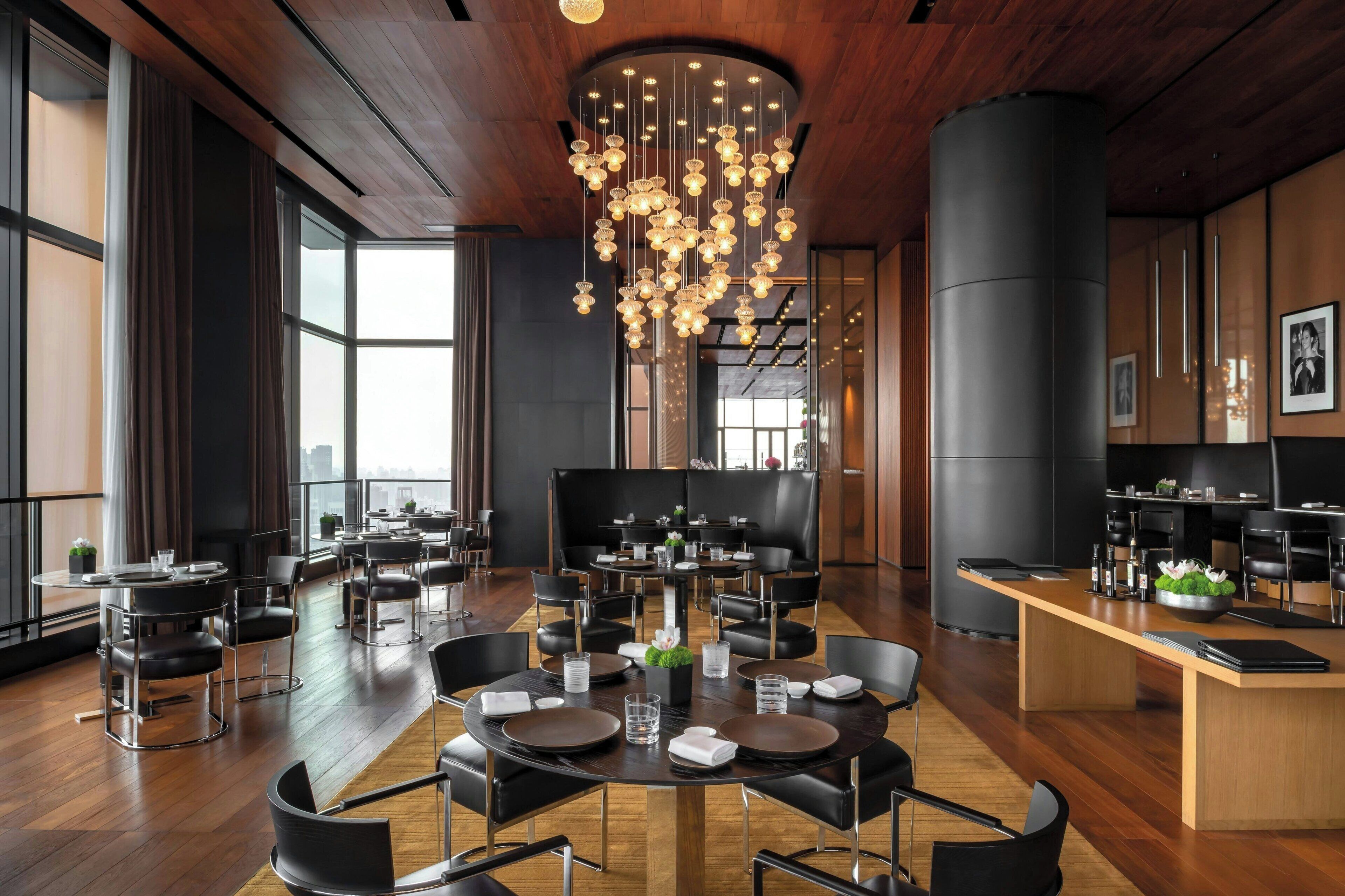 2 restaurants, lunch, dinner served; italian cuisine