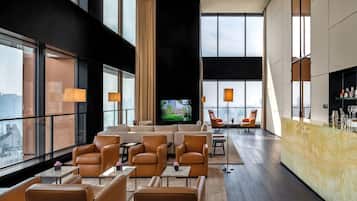 Suite - 1 soveværelse - udsigt til flod (BVLGARI Suite, Bund View) | Opholdsområde | Tv, pejs, gulvvarme