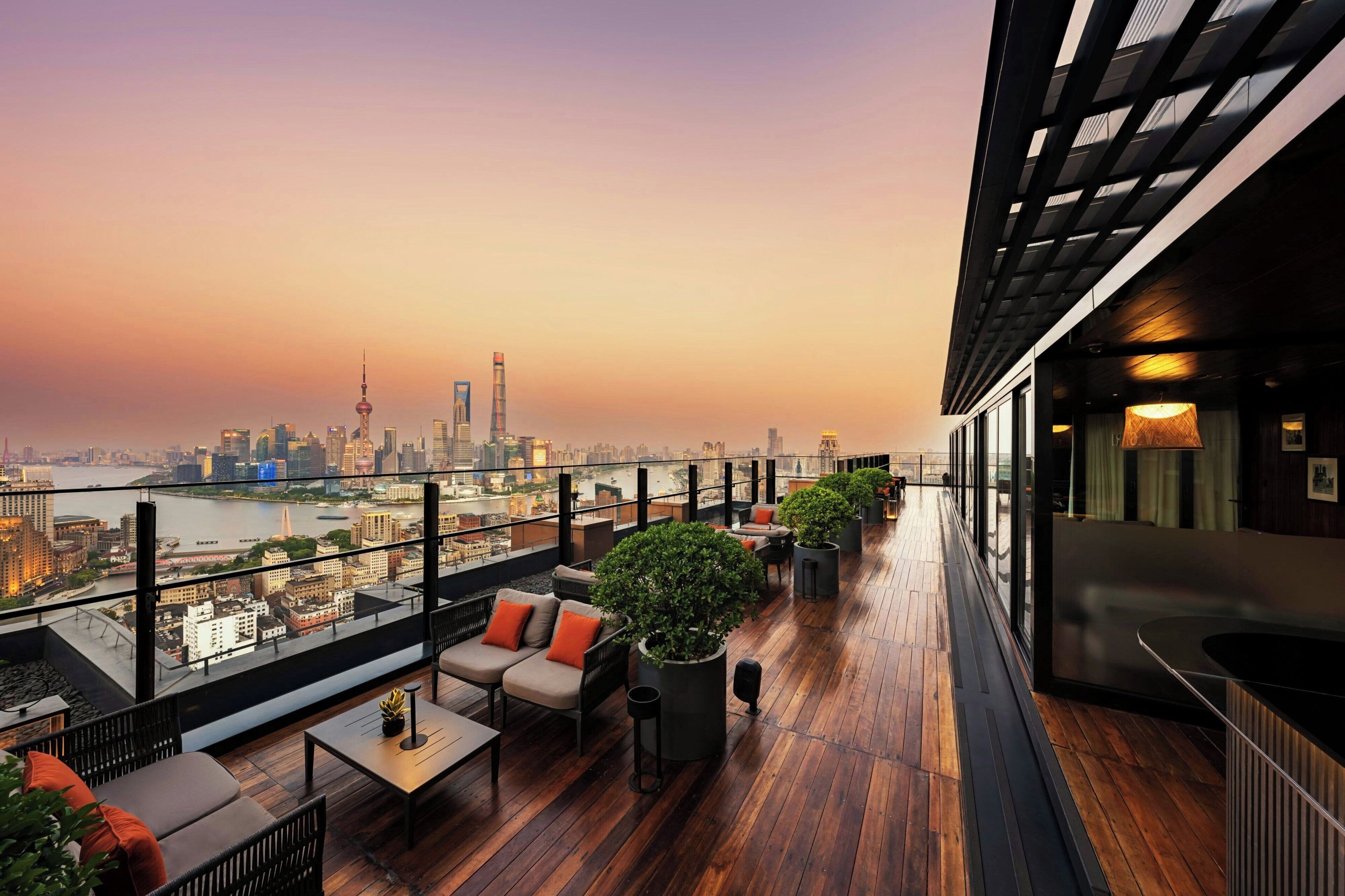 2 restaurants, lunch, dinner served; italian cuisine