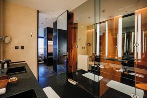 Rom – premium, 1 kingsize-seng, tårn | Bad | Kombinert dusj/badekar, regndusjhode og designertoalettartikler